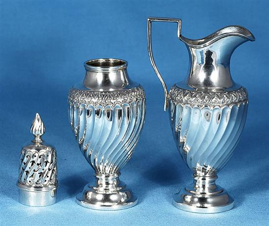 A cased Victorian silver sugar bowl and matching sifter spoon, bowl height 3 ¾”/96mm Dia 4 ¾”/120mm, Spoon Length: 5 ¾”/147mm